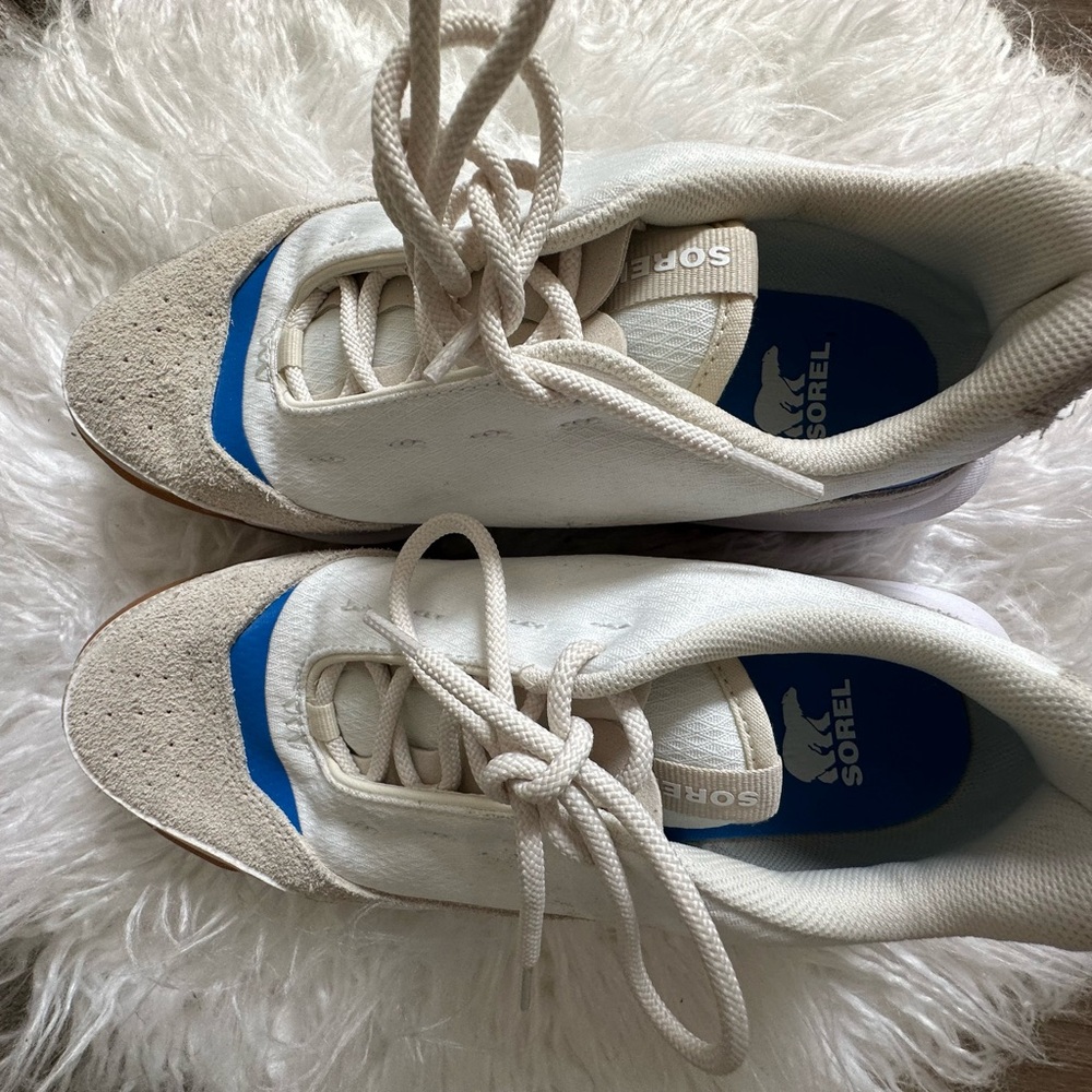 NWOT.. Womens Sorrell Sneakers.